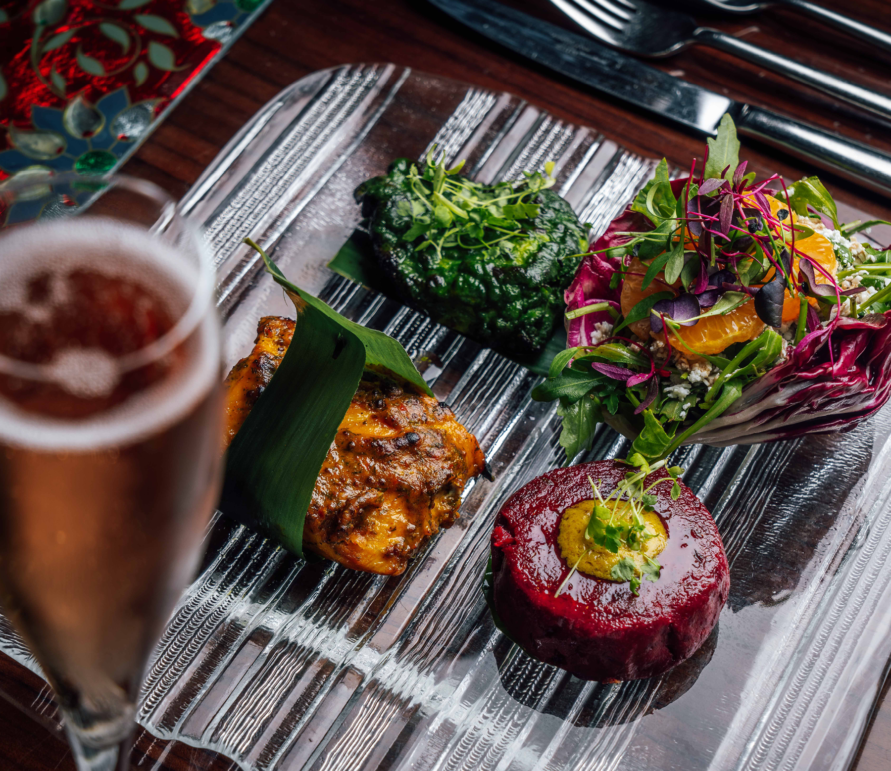 Just Salads & Grills Platter with alcohol-free sparkling wine, Wild Idol Rose 